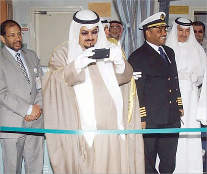 الشيخ أحمد العبدالله يصوّر شريط افتتاح تسلّم الناقلة