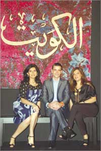   شيرين ومنى مكتبي ويتوسطهما جان كاث  