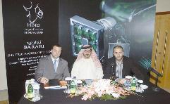 هلال يتوسط عبد العزيز بوشنب وعبد الله في مكتب دبي