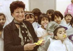 وسط اولادها الاطفال