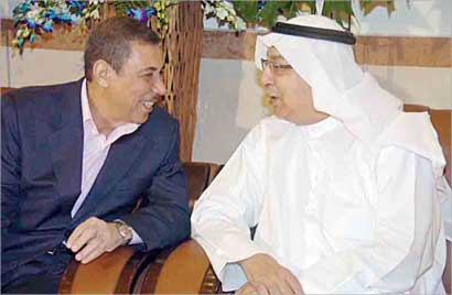 لويس في دردشة مع رفيق دربه بدر المضف