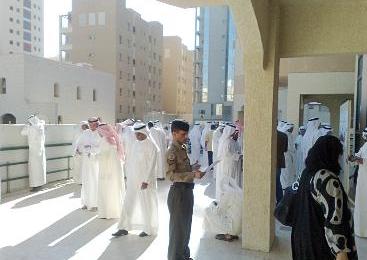 جموع بشرية في مبنى المعاقين