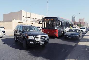 اغلاق الطريق تسبب بدخول سيارات عكس السير