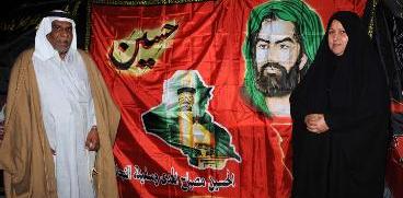 أمام لافتة الحسين مصباح الهدى