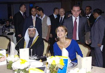 الملكة ومحمد الشايع خلال حفل العشاء