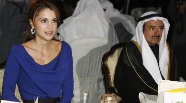 الملكة بصحبة ناصر الخرافي خلال الحفل