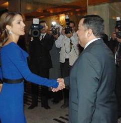 ملكة الأردن مصافحة السفير العبادي