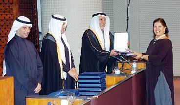 ... ويكرم أمل الغانم	(تصوير نور هنداوي)