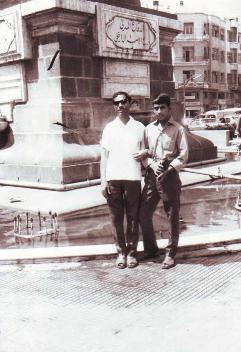 مع أحد أصدقائه في مصر سنة 1966
