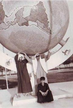 تحت مجسم الكرة الأرضية في ثانوية الشويخ سنة 1965