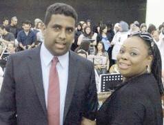 فتاة مع عميد المعهد الموسيقي سليمان الديكان