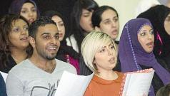 زينب خان مع الكورال