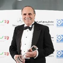 ألفريد بيساني يحمل الجائزة