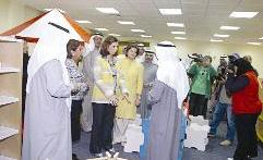 الحمود ورولا دشتي وأسيل العوضي يستمعن الى شرح عن المكتبة