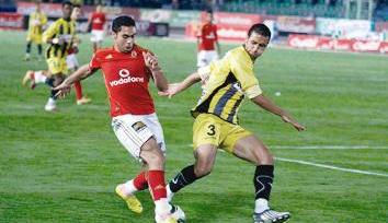 أحمد فتحي في صراع على الكرة مع أحد لاعبي «المقاولون»