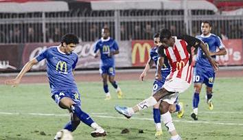 صبري يسدد الكرة التي جاء منها هدف الطلائع	 («الراي» - خاص)