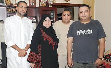 رفيقة دربه زينب أبو داود وأولاده