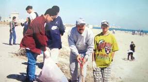 مع طلابه في نشاطه البيئي