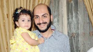 صهره يحمل حفيدته