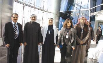 الكليب متوسطا مسؤولي الشركة