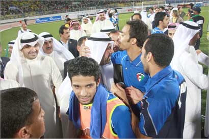 عجب يُقبل رأس الشيخ أحمد الفهد 