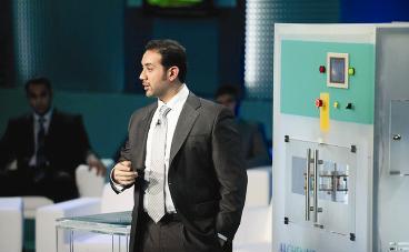 ... يشرح المرحلة النهائية من اختراعه