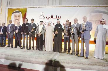 جاسم الخرافي يتوسط الفنانين التشكيليين	(تصوير مرهف حورية)