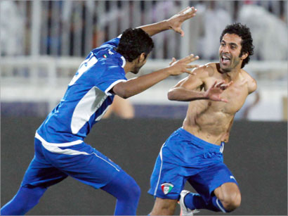 u0648u0644u064au062f u0639u0644u064a u064au062du062au0641u0644 u0628u062au0633u062cu064au0644 u0647u062fu0641 u0627u0644u0641u0648u0632 (u0627u0644u0623u0632u0631u0642 u062fu0648u062a u0643u0648u0645)