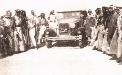 سيارة الشيخ مبارك يحيط بها حراسه