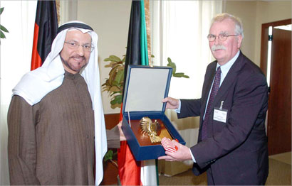 u0627u0644u0648u0632u0627u0646 u064au0642u062fu0645 u0647u062fu064au0629 u062au0630u0643u0627u0631u064au0629 u0644u0644u0648u0641u062f u0627u0644u0623u0644u0645u0627u0646u064a (u062au0635u0648u064au0631 u0646u0648u0631 u0647u0646u062fu0627u0648u064a)