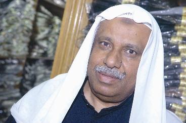 سعيد التميمي يستعيد ذكرياته	(تصوير نور هنداوي)