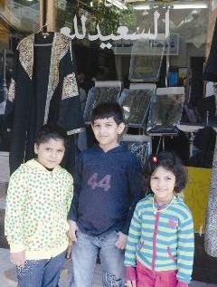 أبناء احمد المطرقة ونظرة لعدسة «الراي»