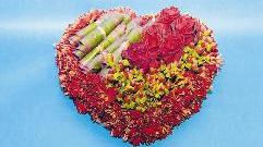 قلب من الورود للقلوب العاشقة