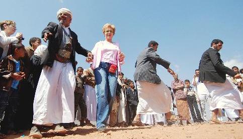 u0633u064au0627u062d u063au0631u0628u064au0648u0646 u064au0631u0642u0635u0648u0646 u0645u0639 u064au0645u0646u064au064au0646 u062eu0644u0627u0644 u062cu0648u0644u0629 u0641u064a u0645u0646u0637u0642u0629 u0648u0627u062fu064a u0627u0644u0636u0627u0647u0631 u0641u064a u0636u0648u0627u062du064a u0635u0646u0639u0627u0621 u0627u0645u0633 t(u0627 u0641 u0628)r