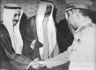 ... ومصافحاً امير البلاد الراحل الشيخ صباح سالم الصباح