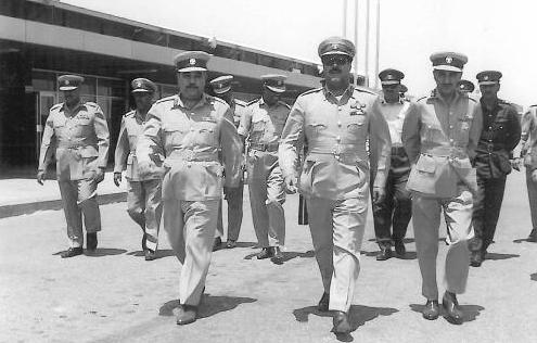 مع رئيس الاركان السابق الشيخ مبارك عبدالله الجابر الصباح ومجموعة من الضباط العسكريين