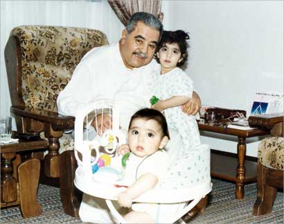 مع حفيديه عمر ودانه في فترة الغزو في الرياض