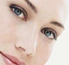 احمرار الوجه وبريق العين من علامات الحب