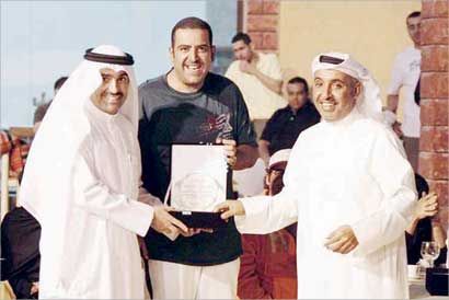 ضاري الفهد والنغيمشي يكرمان محمد المرزوق