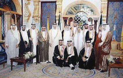 بن نحيت وعدد من أبناء القبيلة متشرفين بلقاء سمو الأمير