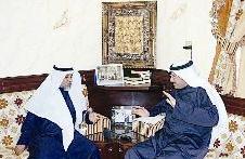 بن نحيت متحدثا إلى الزميل ناصر الفرحان