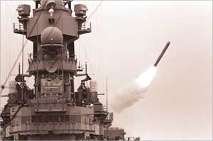 المدمرة «يو اس اس ميسوري» تطلق صاروخ «بي جي ام - 109 توما هوك»