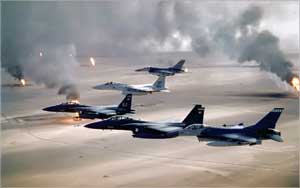 طائرات «اف - 16وفايننغ فالكون» تحلق فوق آبار النفط الكويتية المشتعلة