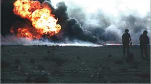 احدى آبار النفط التي اضرم بها الجيش العراقي النار