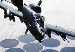 طائرة «ايه - 15 ثاندر بولت» محلقة فوق احدى المزارع في المملكة العربية السعودية