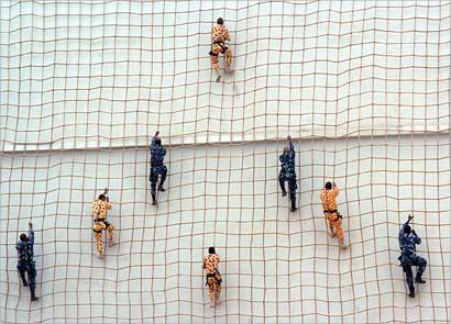 رجال المغاوير يتسلقون الحبال 