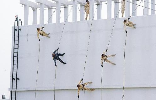 مغاوير الجيش ينفذون «انزالا» بالحبال