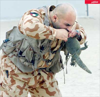 احتفل لواء المغاوير بتخريج الدورة 25 أمس في حضور كبار قادة الجيش. في الصورة أحد الخريجين يأكل «ضبا»