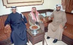 مع ابنه عبدالكريم وابن اخيه بدر محمد القحص