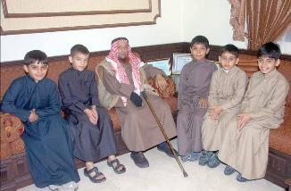 مع احفاده الصغار